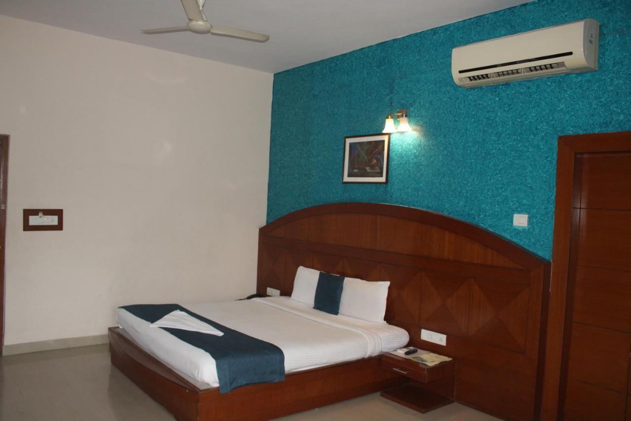 Hotel Stay By The Way Mysore Extérieur photo
